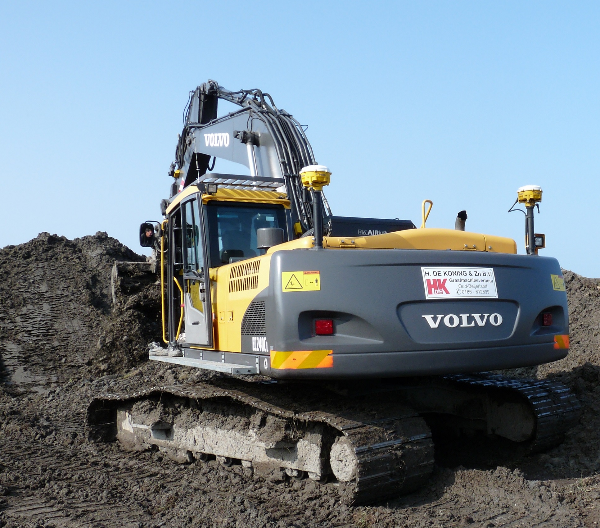 De Volvo EC240C inclusief GPS 